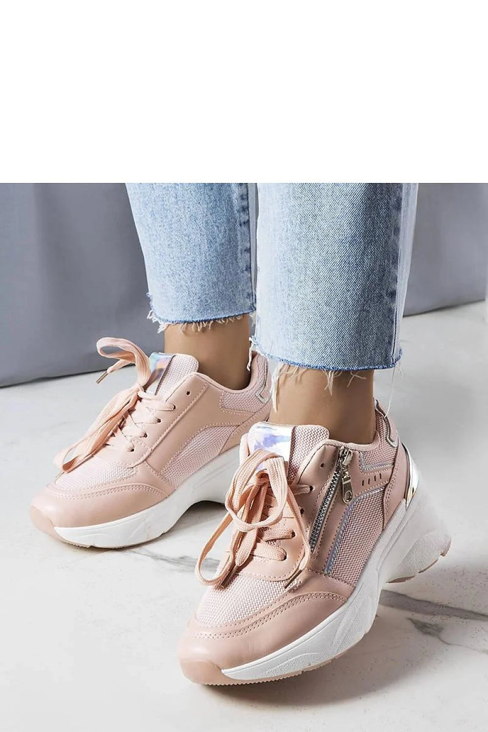 Baskets pour femmes design moderne sportif semelle compensée rose pâle blanc matériau simili-cuir maille respirante fermeture lacets zip latéral