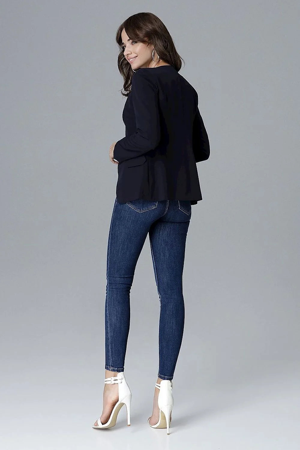 Blazer femme noir chic ajusté en tissu élégant pour un style moderne et décontracté