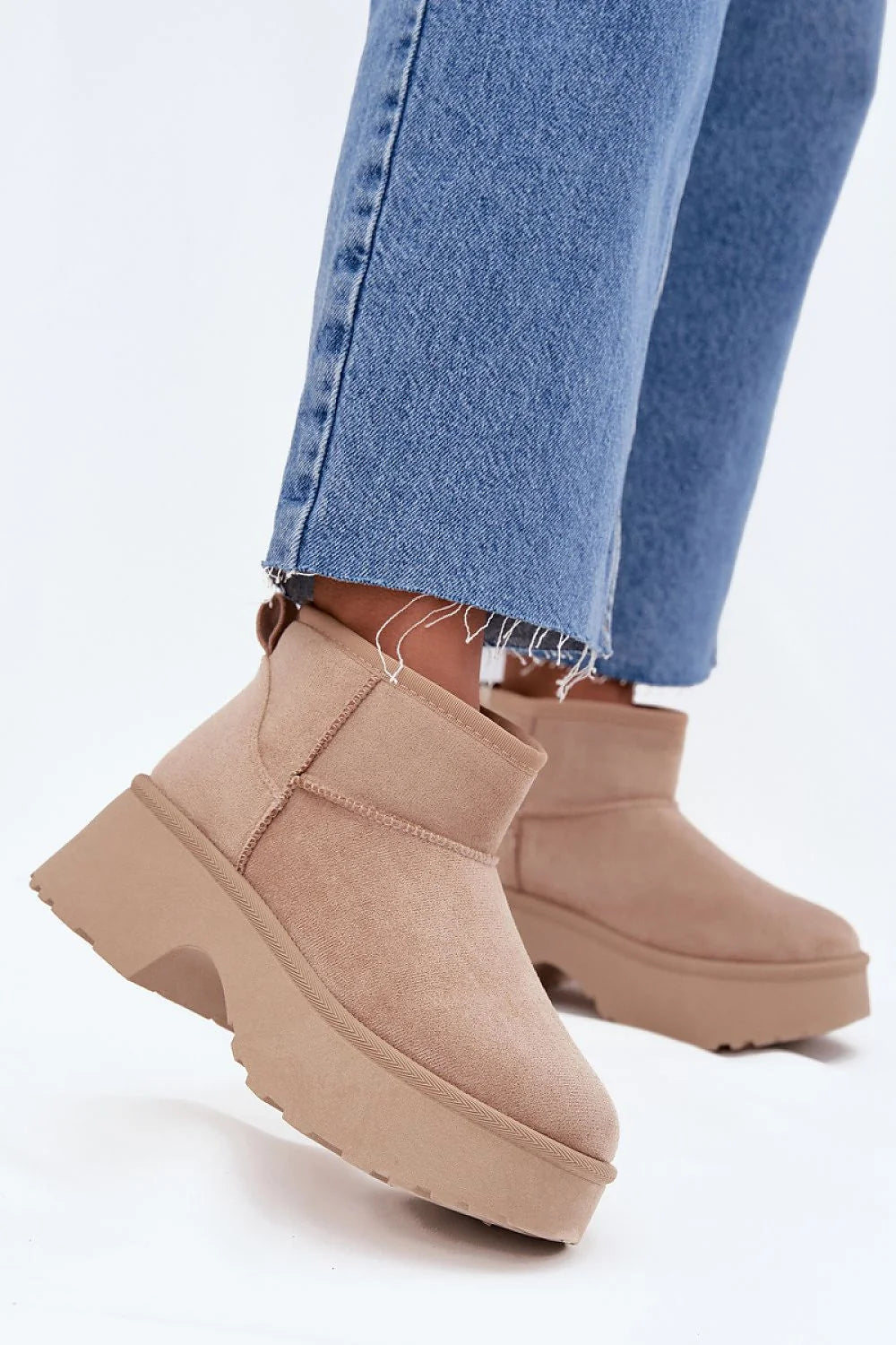 bottines femme daim écologique suédine beige nude plateforme talon compensé semelle crantée caoutchouc doublure fourrure chaude slipon maintien confort stabilité