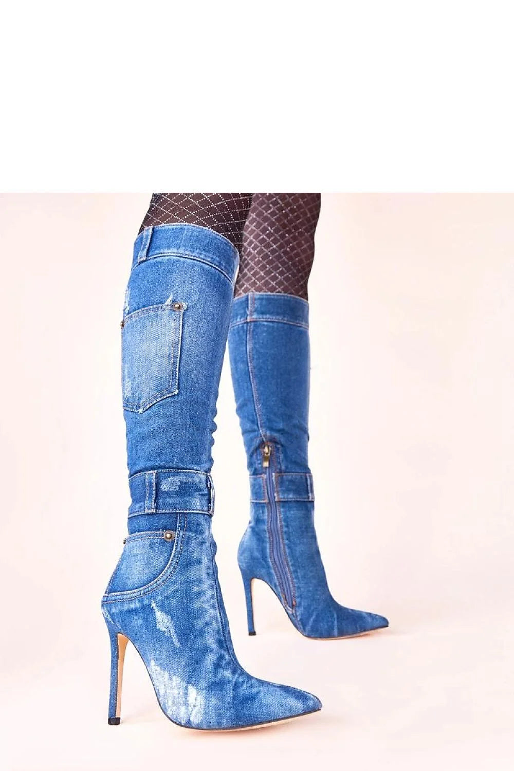 bottes cuissardes denim délavé talons aiguilles bout pointu tige haute poche arrière fermeture éclair bride rivets