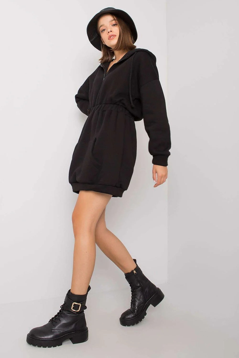 Robe sweat à capuche en coton noir décontractée chic moderne pour femmes look urbain élégant