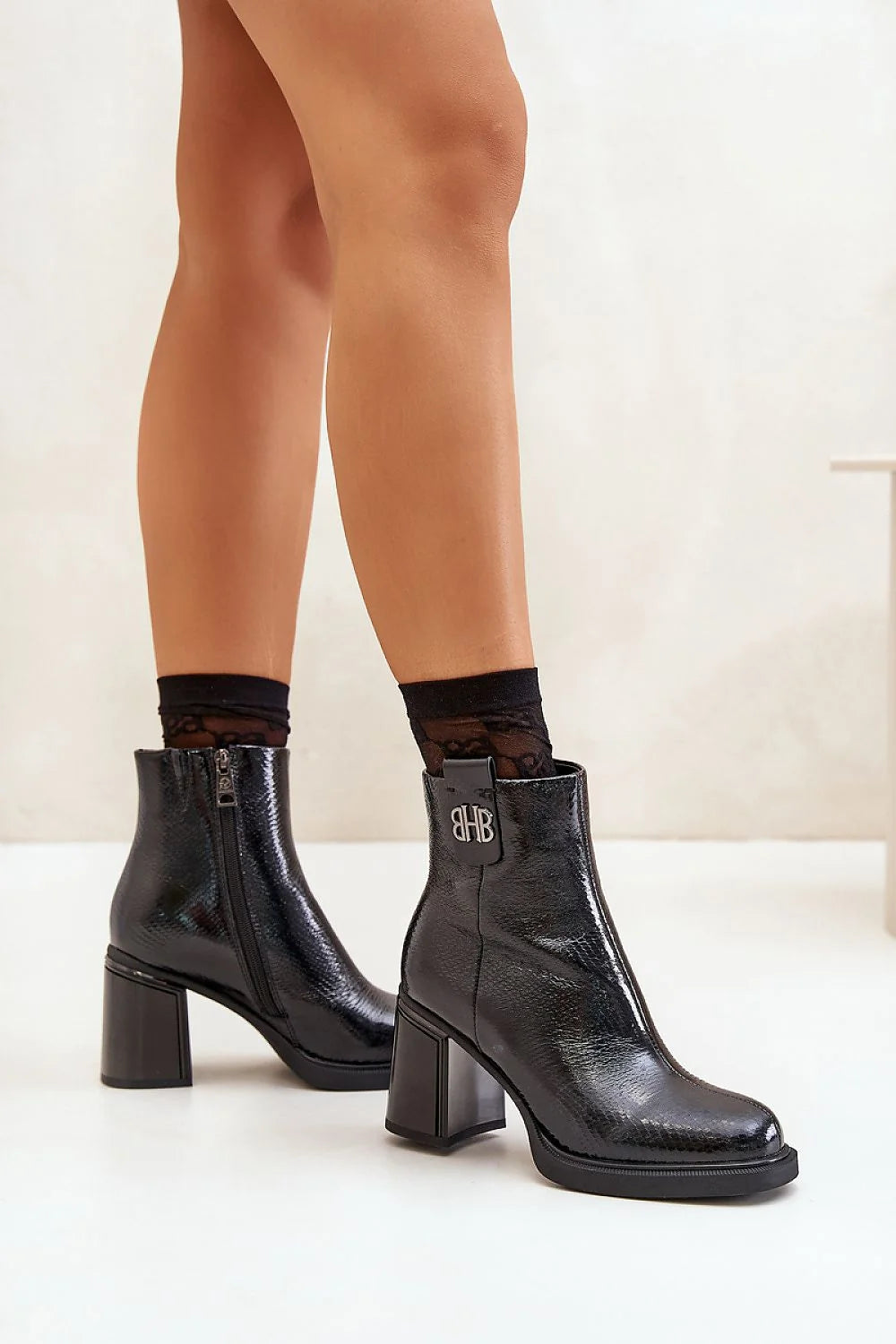 Bottines Vinceza en cuir verni noir talon carré logo métal cheville femme élégance polyvalence mode automne hiver