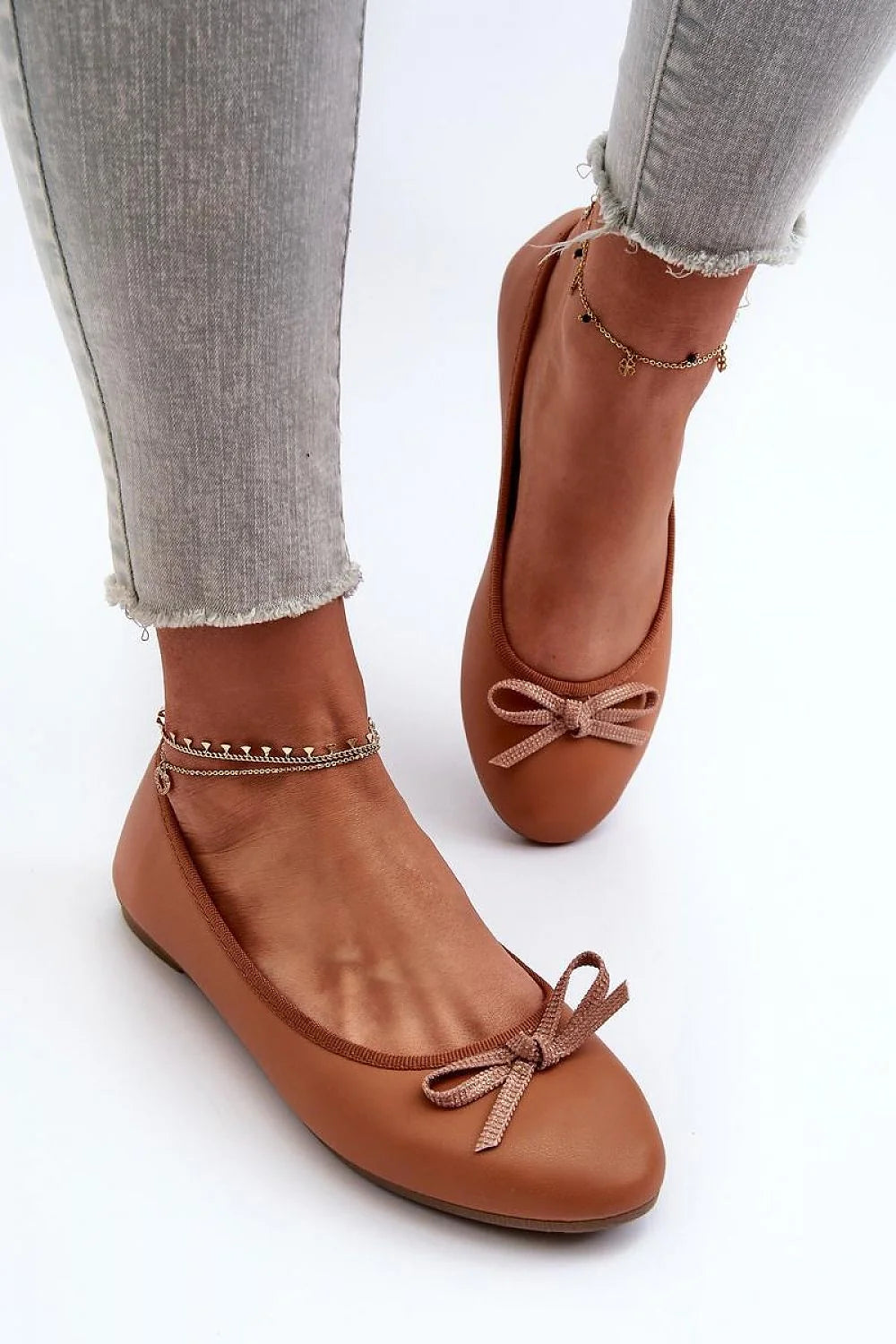 ballerines cuir synthétique caramel cognac bout rond nœud plat empeigne liseré élastique maintien semelle caoutchouc antidérapante fine confortable