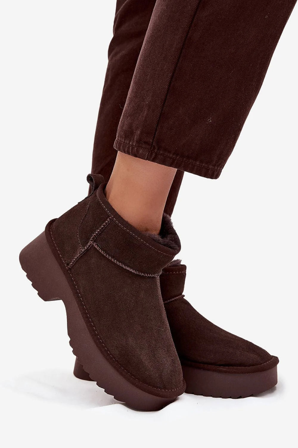 bottines femme neige daim suédé marron cheville revers bout rond plateforme crantée caoutchouc antidérapante doublure fourrure synthétique chaud confort