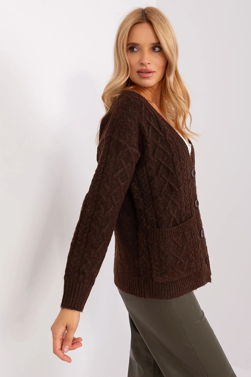 cardigan tricoté main torsadé intégral mélange laine brun chocolat poches plaquées gros boutons apparents manches longues bords côtelés coupe décontractée