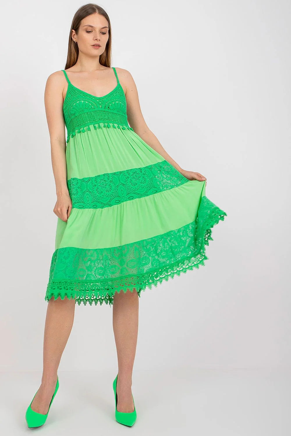 Robe estivale élégante à dentelle blanche coupe évasée bretelles fines sans manches femme viscose 100%