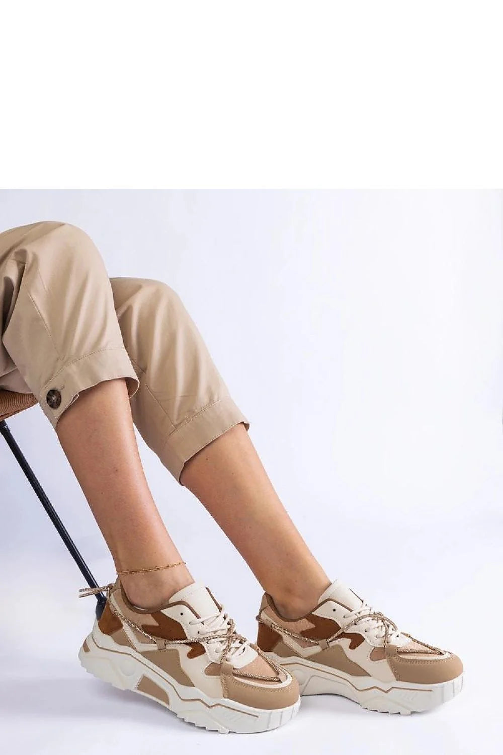 Baskets pour femme style moderne couleur beige marron crème cuir synthétique semelle épaisse tendance 2023