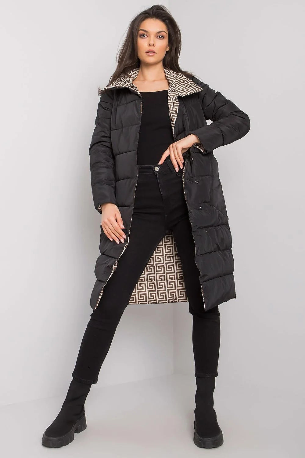 Manteau long fourré pour femme élégant style moderne design quilté noir intérieur contrastant isolé polyester résistant à l'eau hiver froid coupe droite col montant zippered