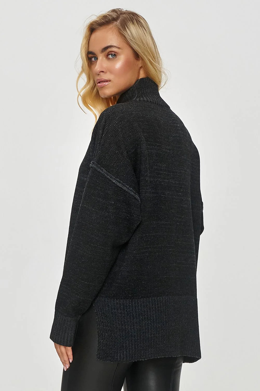 Pull femme col roulé maille ample moderne automne-hiver confortable élégance polyvalent noir profond longues manches fins côte coudières apparentes fente latérale