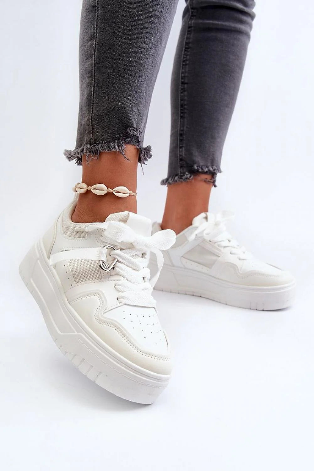 baskets femme sneakers plateformes chunky blanches cuir synthétique maille respirante perforée renforts coutures lacets œillets métalliques semelle crantée épaisse confortable