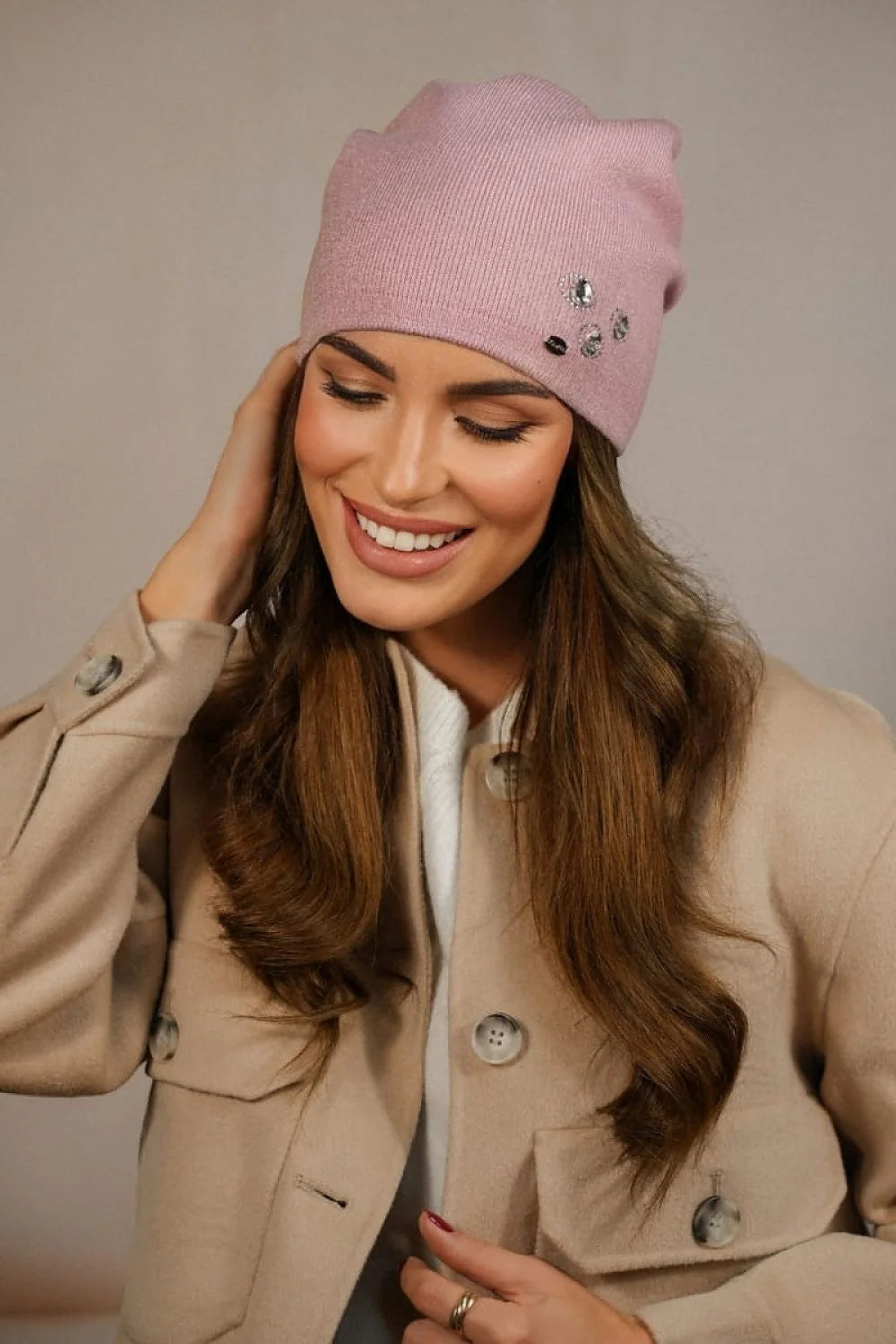 Bonnet pour femme élégant en maille rose poudré style moderne pierres incrustées coupe ajustée hiver 2023