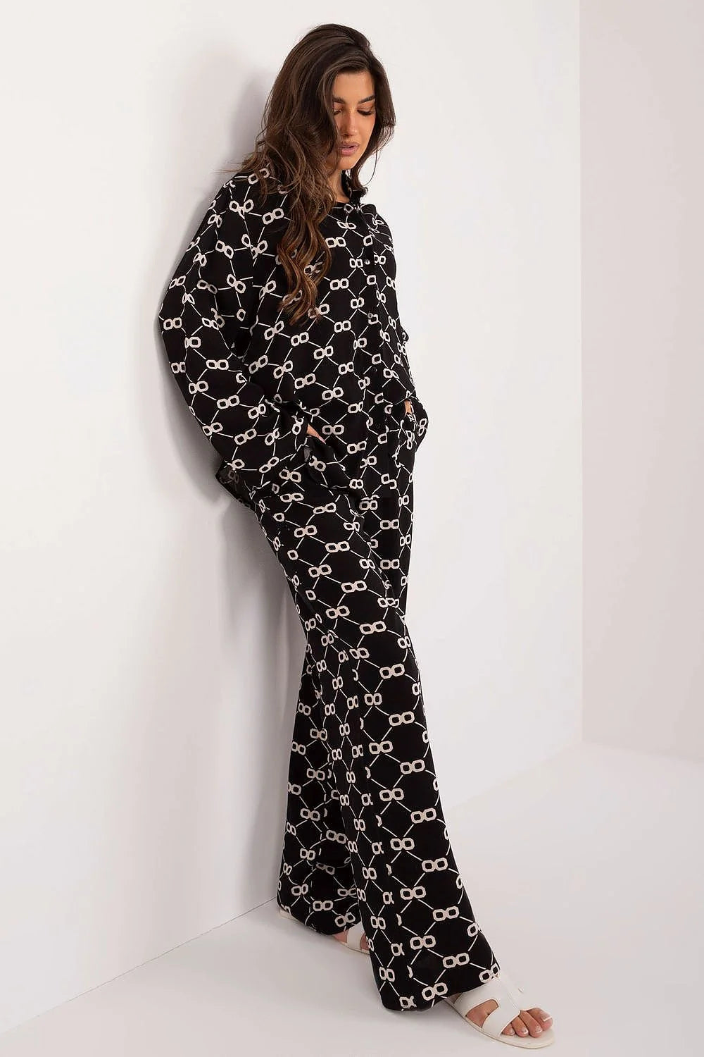 Ensemble Lakerta pour femmes chemise et pantalon motif géométrique noir et blanc style chic et décontracté matériau léger et fluide coupe droite et ample