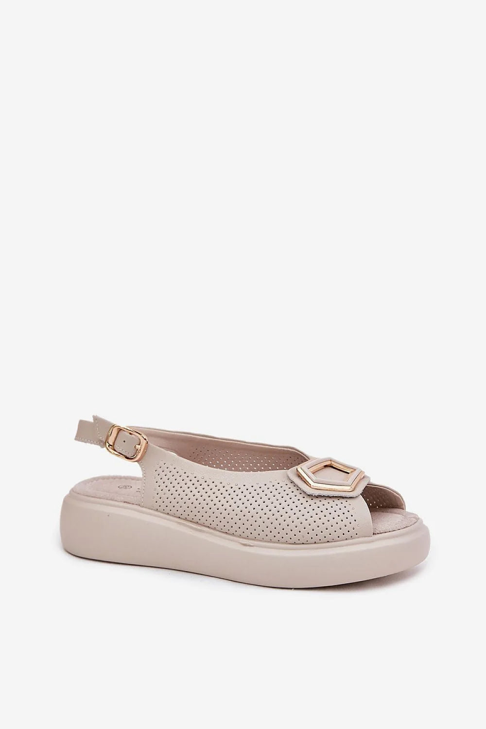 Sandales pour femmes design moderne style minimaliste cuir synthétique beige doré plateforme basse confort perforations détail métallique occasion ville décontracté
