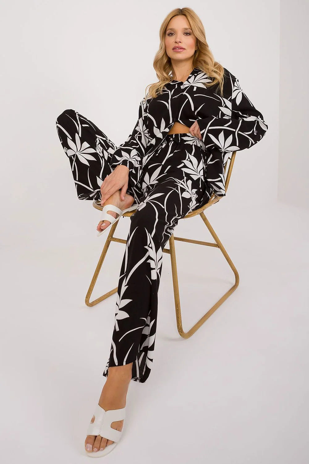 ensemble Lakerta chic floral noir chemise ample boutonnée manches longues ceinture intégrée pantalon taille haute large fluide viscose confortable sophistiqué