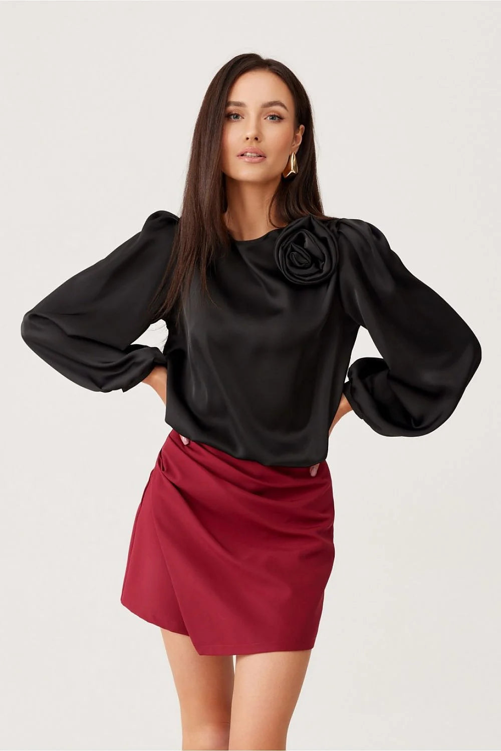 chemisier soie noire satinée manches bouffantes rose décorative épaule coupe droite fluide jupe bordeaux portefeuille courte asymétrique ajustée glamour