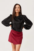 chemisier soie noire satinée manches bouffantes rose décorative épaule coupe droite fluide jupe bordeaux portefeuille courte asymétrique ajustée glamour