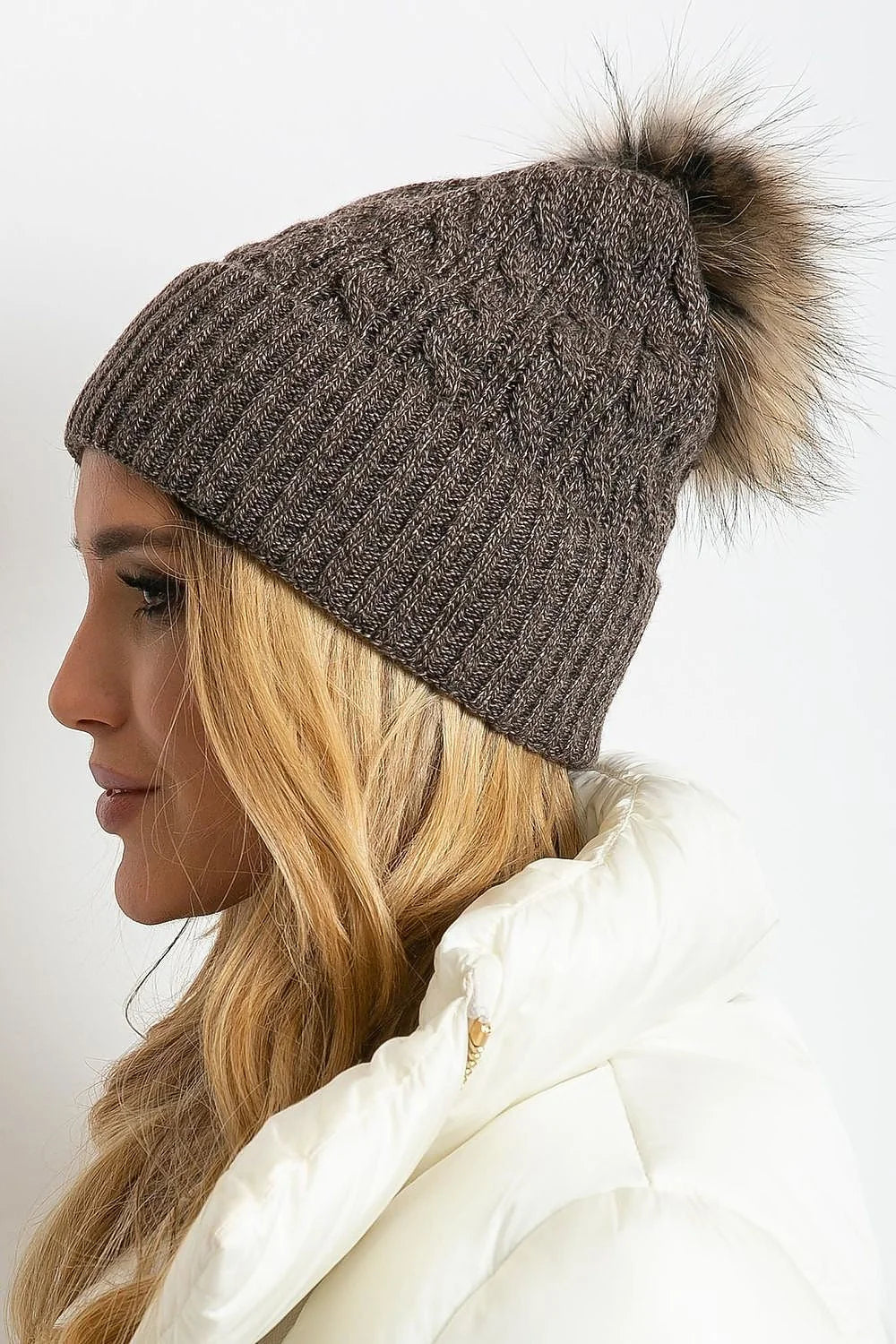 Bonnet d'hiver moderne élégant à bord côtelé et pompon en fourrure fausse pour femme, maille tricotée acrylique coton cachemire