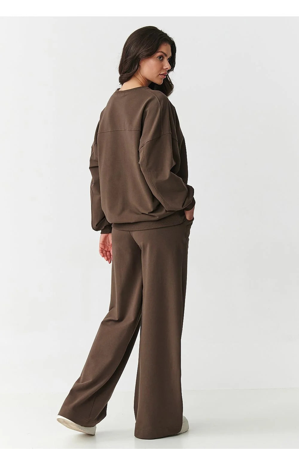 ensemble survêtement femme sweat oversize col rond manches tombantes broderie logo poitrine marron chocolat pantalon jambes larges taille élastique
