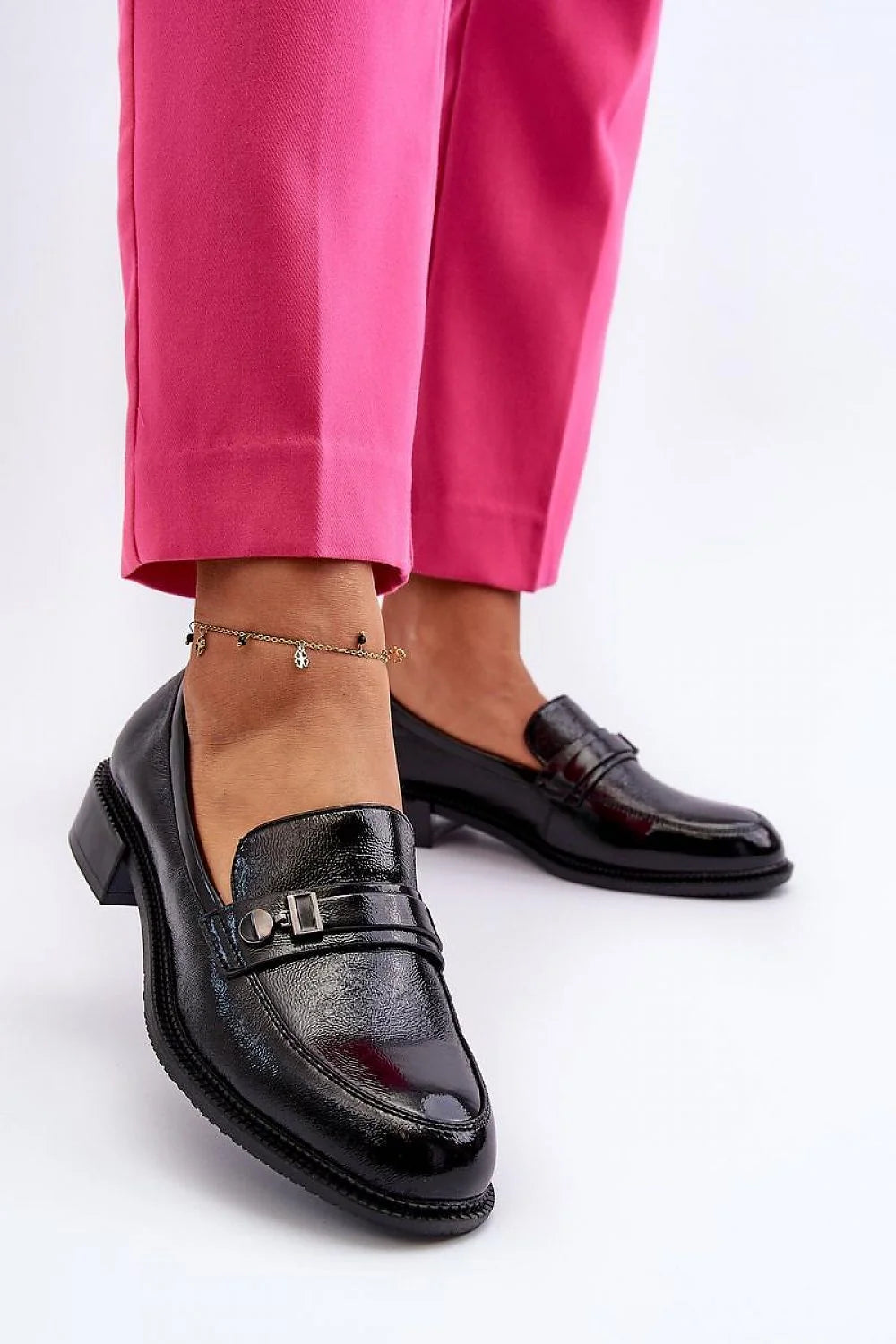 Moccasins Step in style pour femme, design classique moderne, cuir verni noir, semelle basse, look élégant, occasion versatile