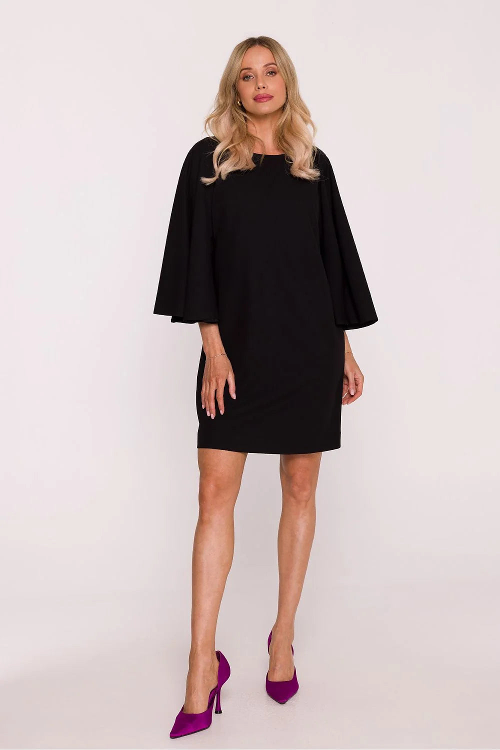 robe courte noire trapèze manches chauvesouris trois quarts encolure bateau minimaliste fluide crêpe taille ample finition invisible fermeture arrière moderne
