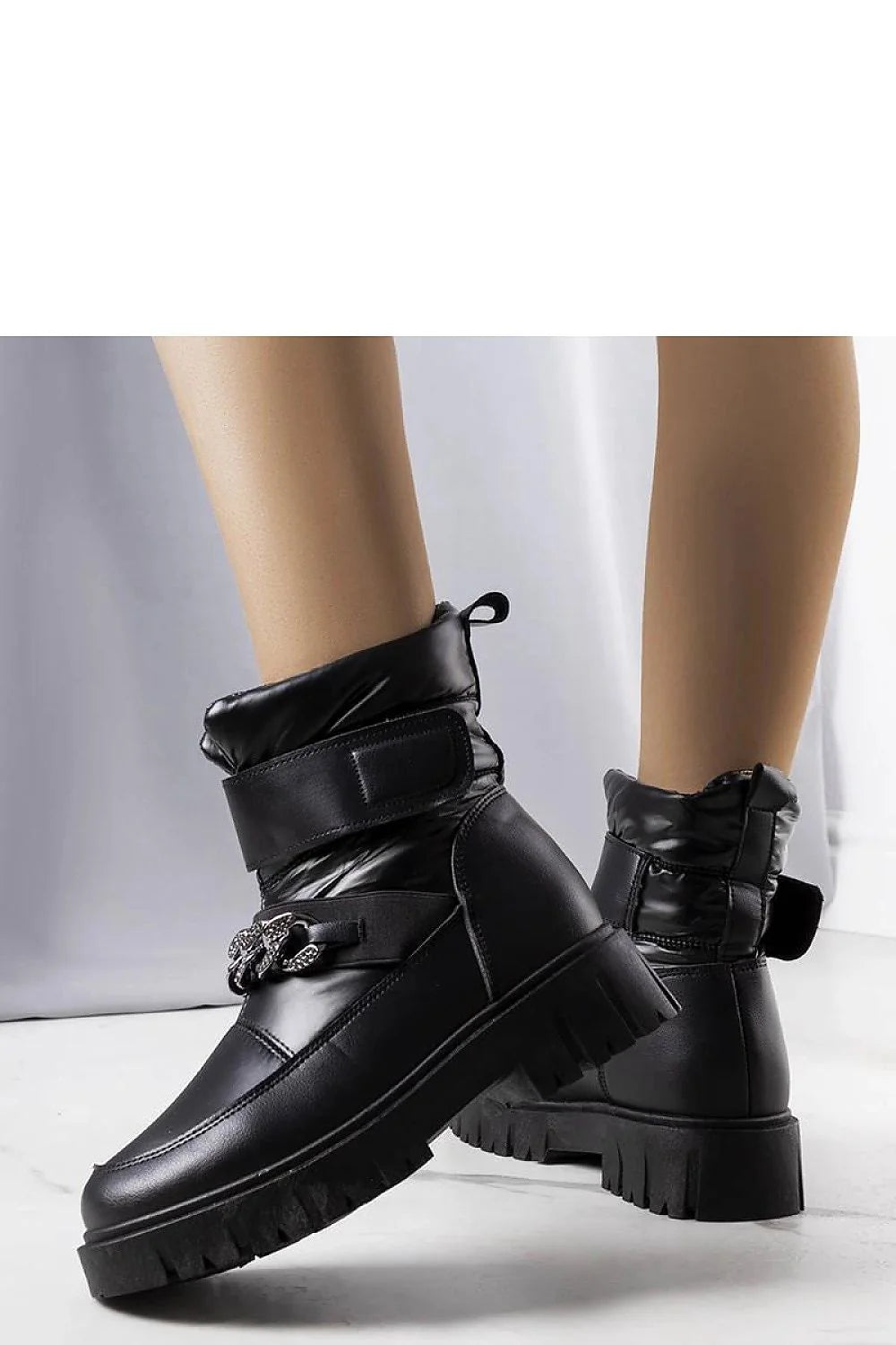 Bottes pour femmes en cuir noir style moderne fourrure synthétique détails en chaîne semelle épaisse waterproof hiver mi-cuisse confort élégance durabilité mode expédition