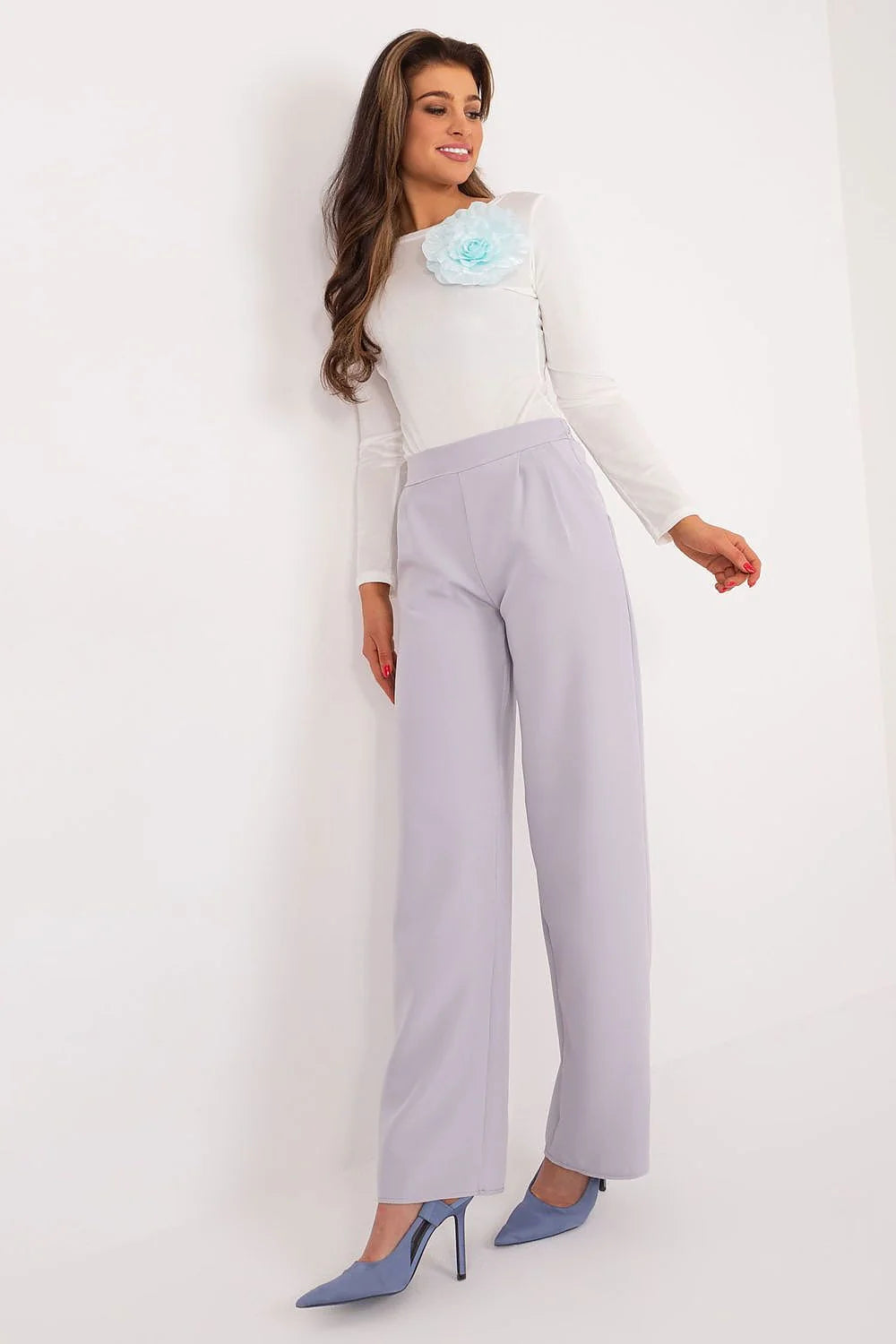 Body élégant pour femmes en coton blanc avec motif floral sur l'épaule, manches longues, encolure ronde, coupe ajustée, occasion versatile