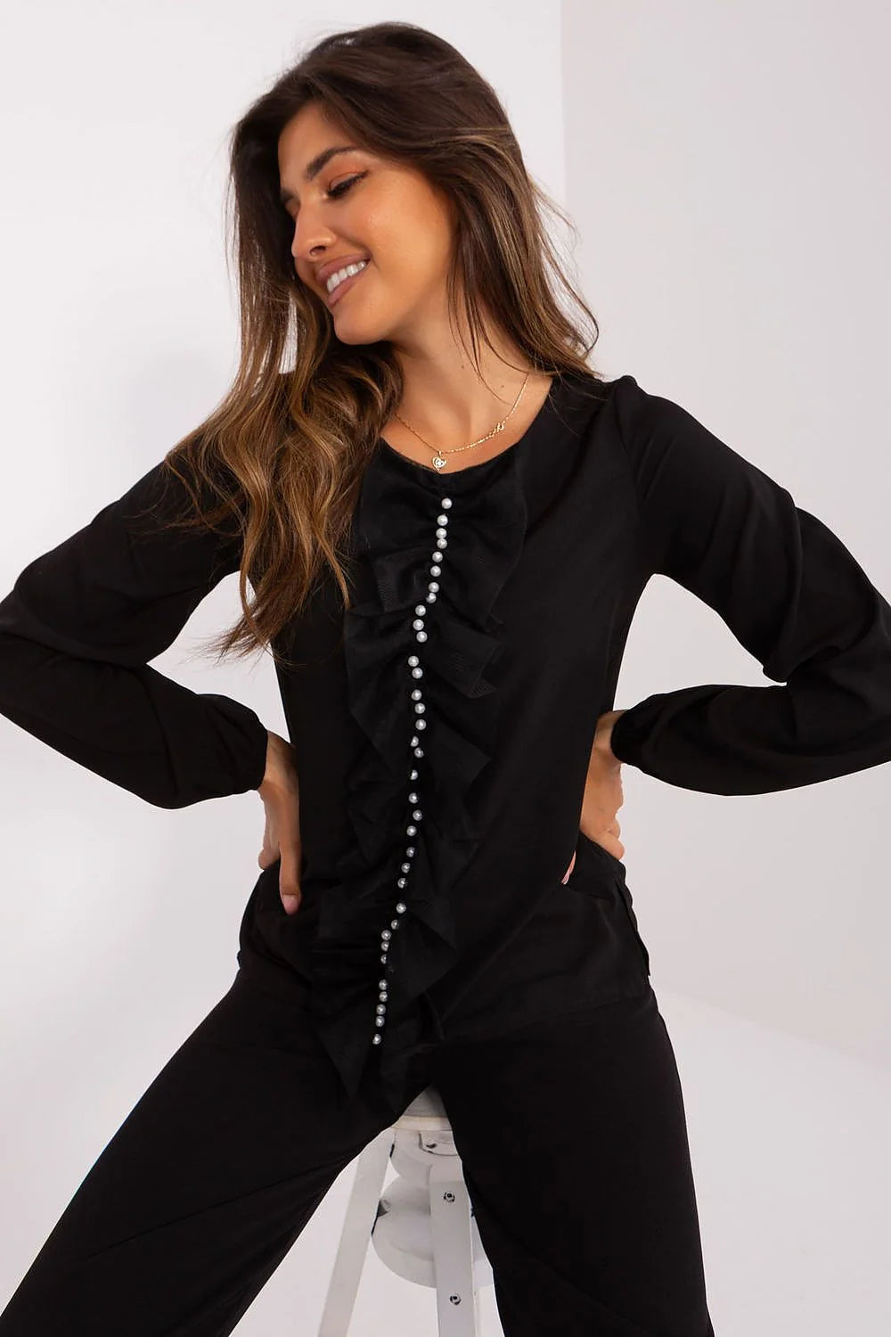 chemisier femme noir satiné fluide coupe droite ample manches longues col rond volants verticaux perles nacrées poignets élastiqués confortable élasthanne