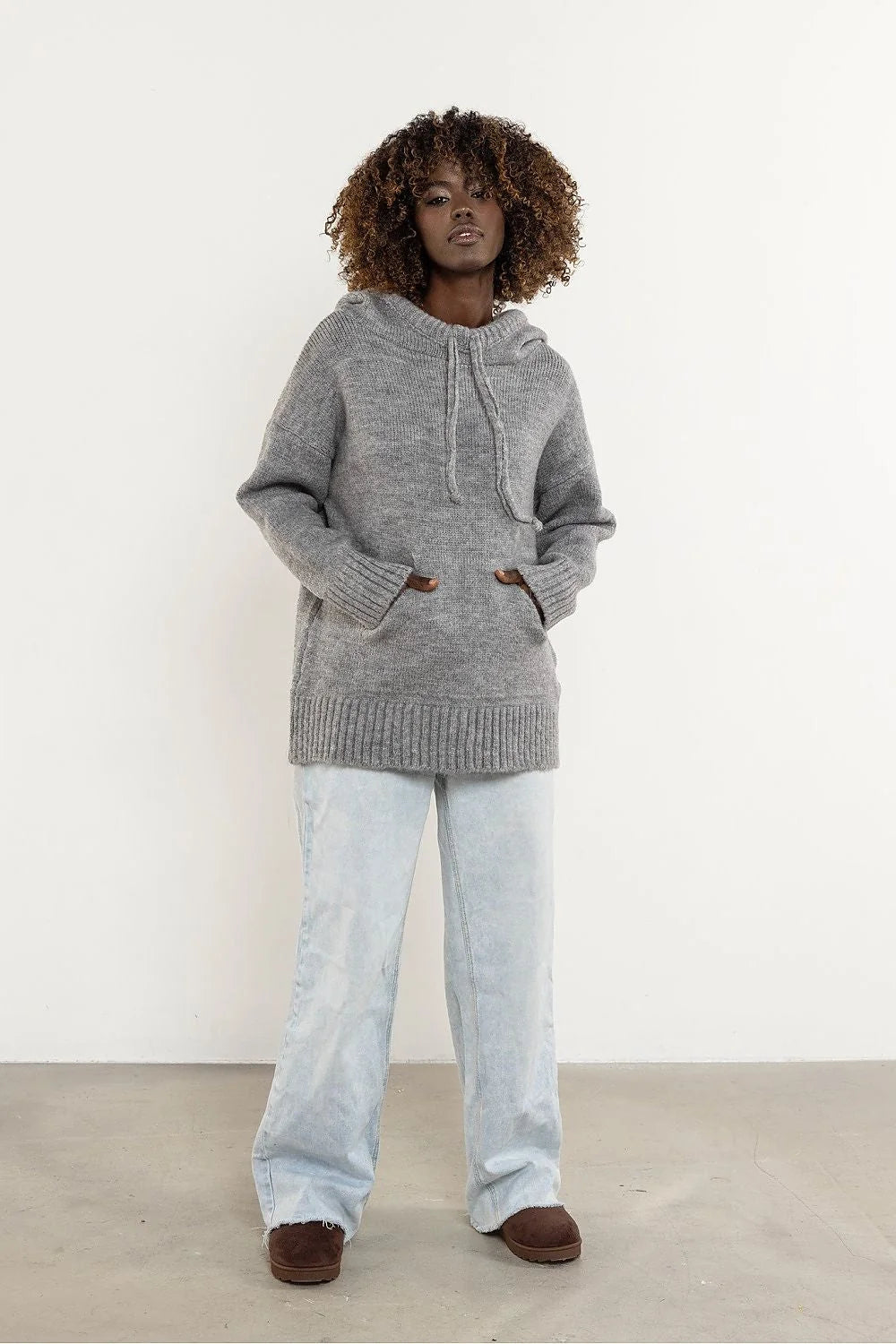 pull capuche femme oversize gris chiné maille épaisse douce laine mélangée chaud manches longues confortable cocooning minimaliste élégant intemporel