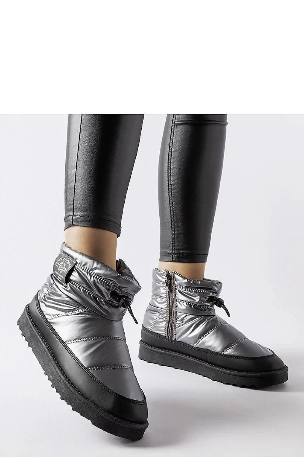 Bottes de neige Solea femmes style moderne urbain design bottine matériau synthétique effet métallisé couleur argent métallisé semelle épaisse caoutchouc noir fermeture éclair lacets ajustables logo talon isolateur matelassé