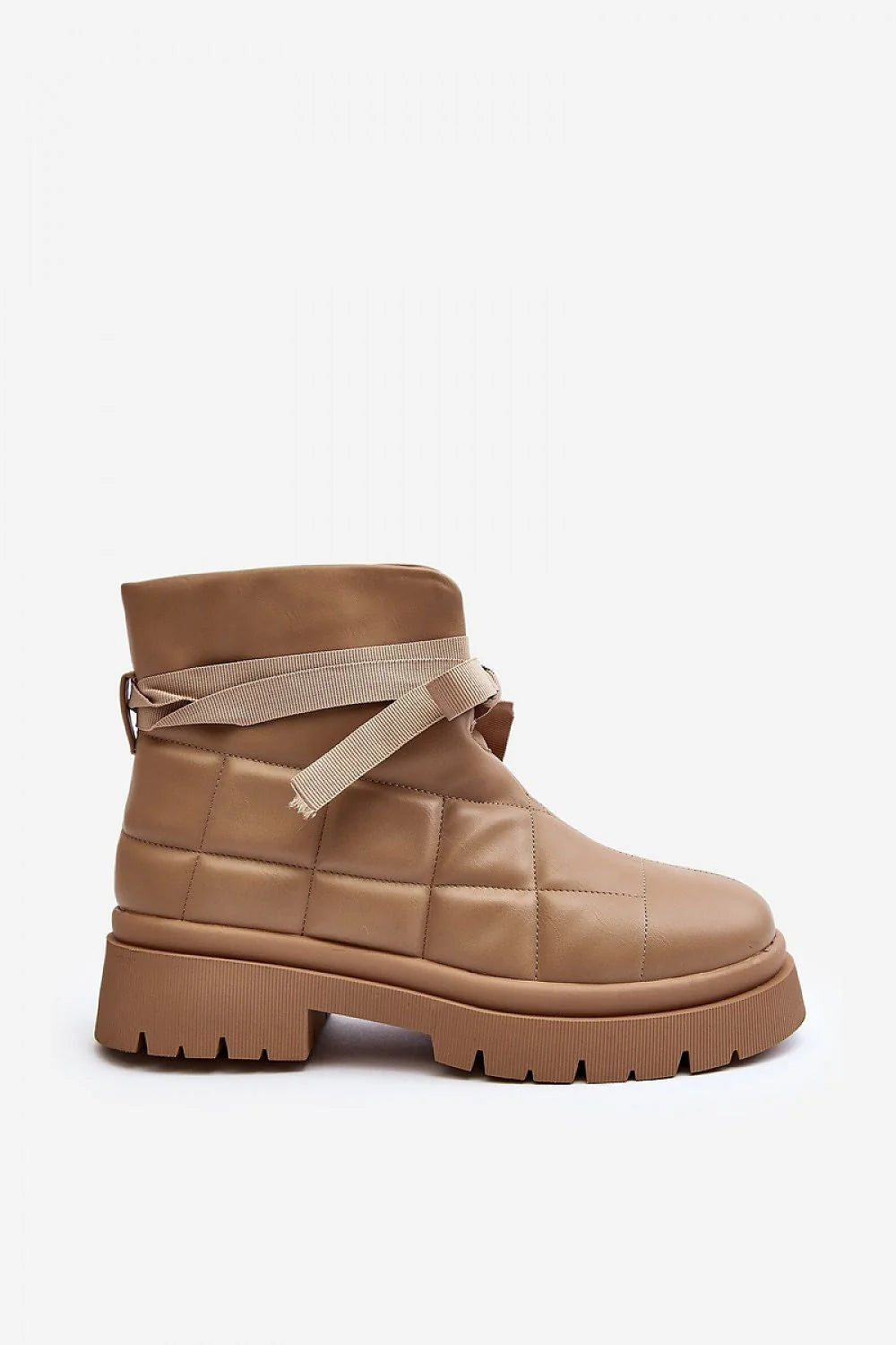 Bottines féminines modernes en cuir artificiel matelassé avec semelle épaisse et lacets larges, idéales pour les journées froides en ville