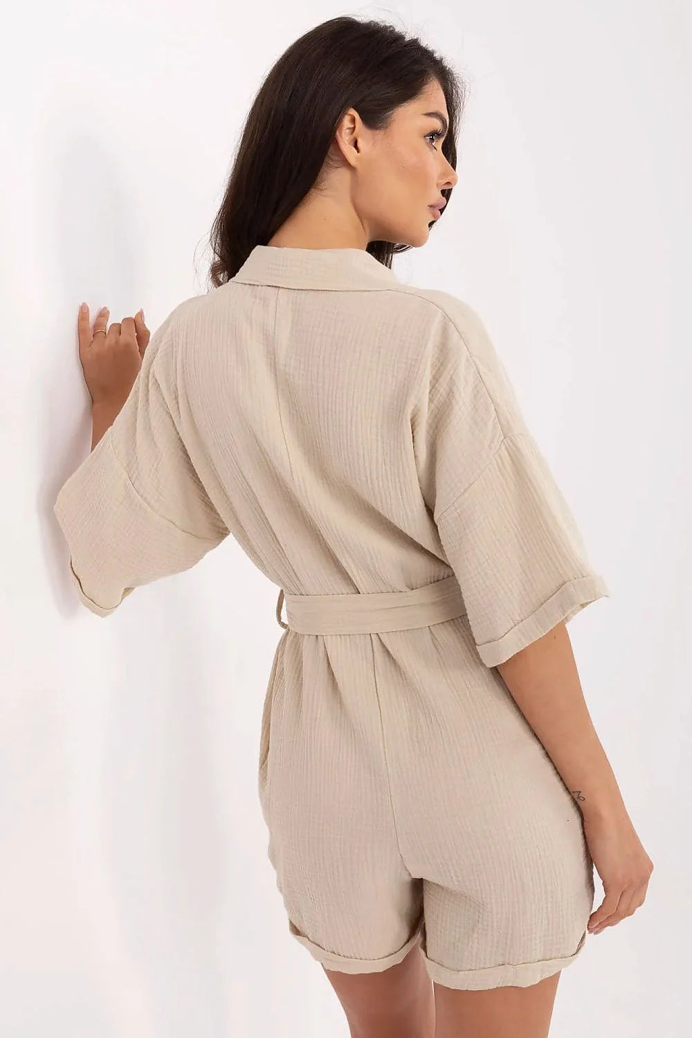 Combinaison Italy Moda pour femme en mousseline de coton légère, style décontracté, manches courtes, col classique, ceinture à nouer, beige, coupe ample et fluide, look estival, vêtement confortable et élégant