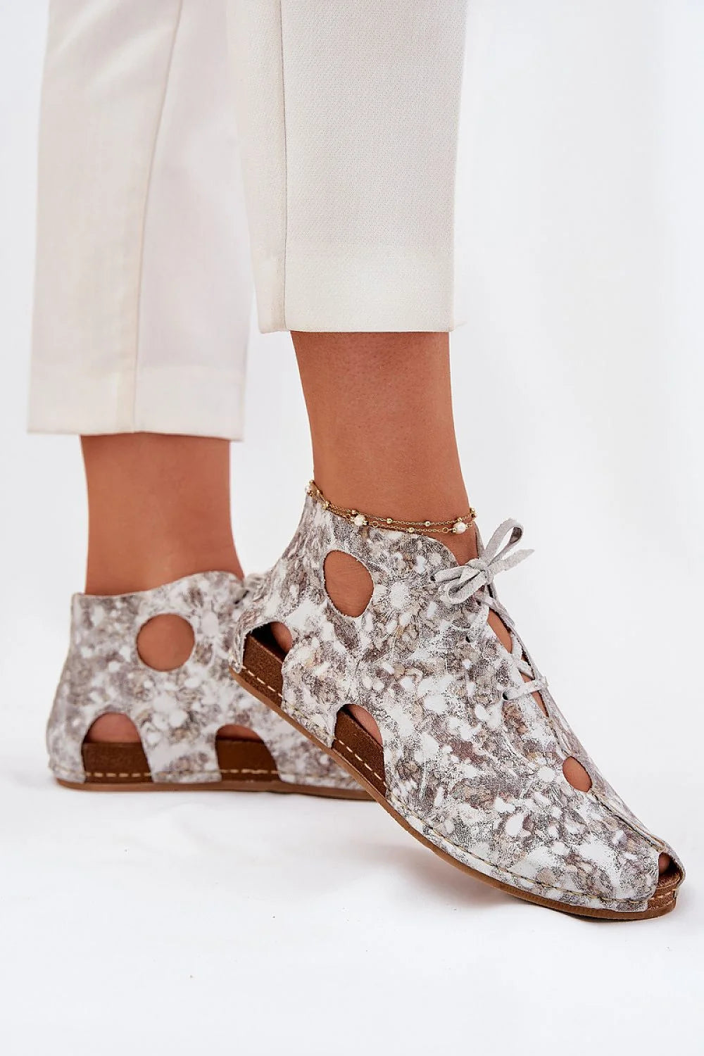 sandales femmes modernes ouvertes peeptoe matelassées marbrées cuir blanc gris talon plat ajourées lacées ajustables semelle bois confortables respirantes bohèmechic