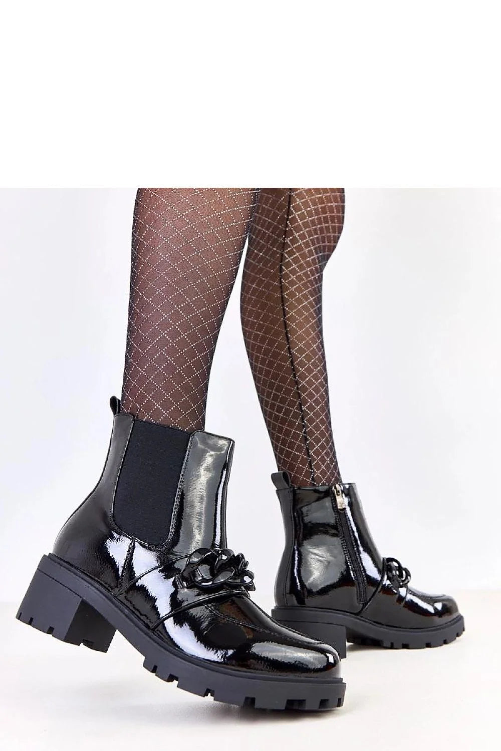 bottines chelsea noir verni bout rond talon bloc semelle crantée antidérapante chaîne décorative empiècement élastique zip intérieur doublée confortable élégante