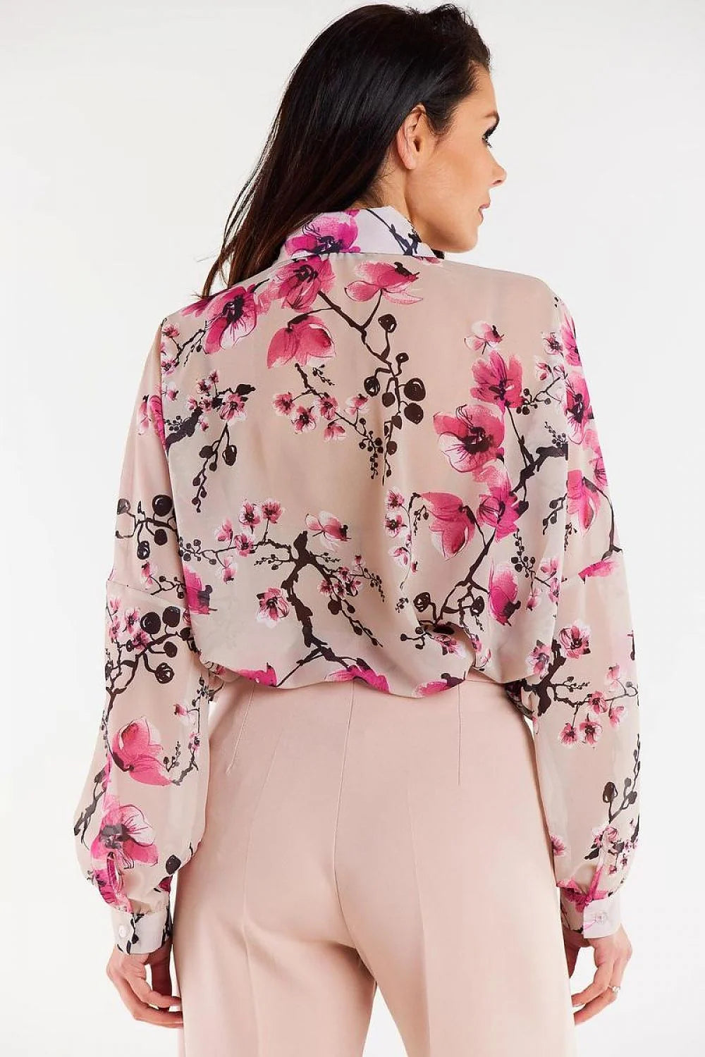chemise femme manches longues imprimé floral fuchsia fond beige rosé soie fluide satiné coupe ample oversize poignets boutonnés élégante