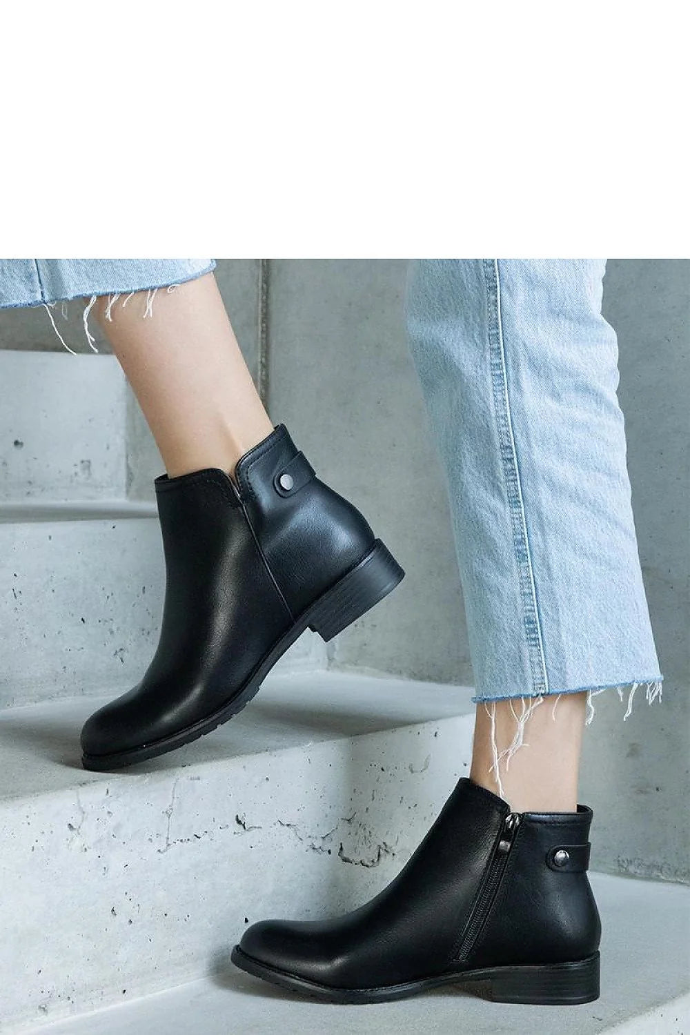 Bottines pour femmes en cuir noir élégantes semelle caoutchouc talon bas fermeture éclair style moderne