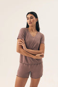 Pyjama féminin élégant en viscose douce, couleur mauve, coupe droite, manches courtes, encolure en V, short assorti, ceinture élastique, idéal pour nuits chaudes, femme