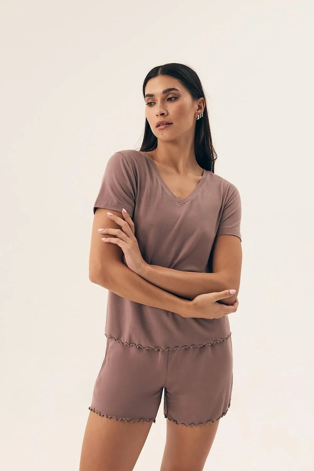 Pyjama féminin élégant en viscose douce, couleur mauve, coupe droite, manches courtes, encolure en V, short assorti, ceinture élastique, idéal pour nuits chaudes, femme