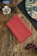 femme design moderne élégant cuir naturel rouge gaufré géométrique embossé compact slim rectangulaire mat antirayures coutures visibles artisanal pratique organisé