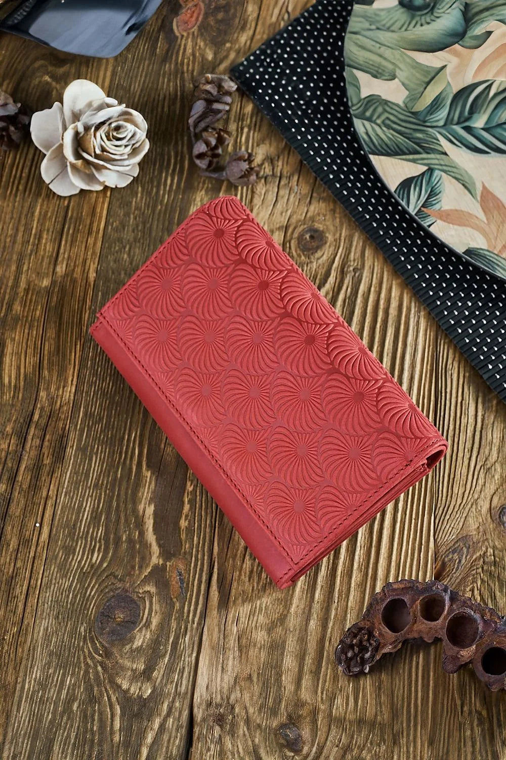 femme design moderne élégant cuir naturel rouge gaufré géométrique embossé compact slim rectangulaire mat antirayures coutures visibles artisanal pratique organisé