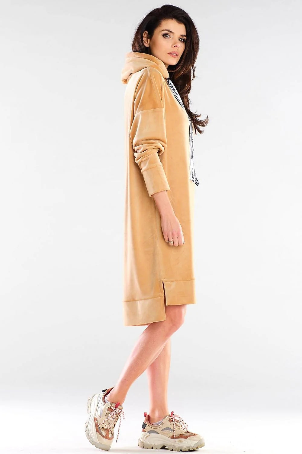 Robe décontractée en velours doux camel avec capuche intégrée, manches longues, style moderne féminin
