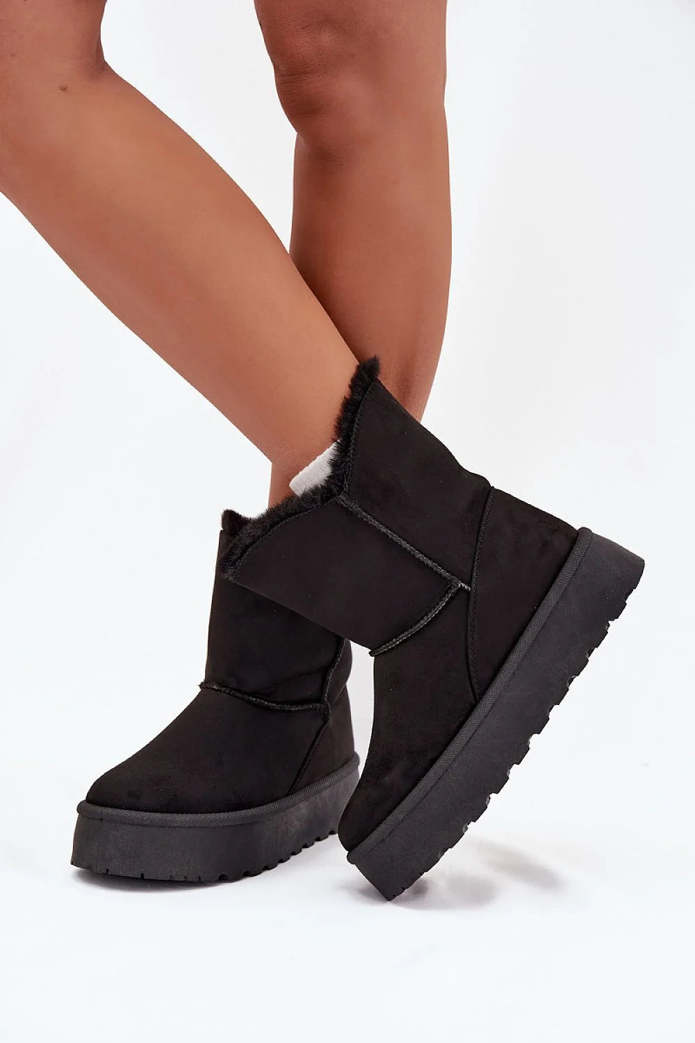 bottines femme suédine écologique doublure fourrure chaude confortable plateforme épaisse crantée antidérapante hauteur cheville bout arrondi coutures apparentes rivets décoratifs