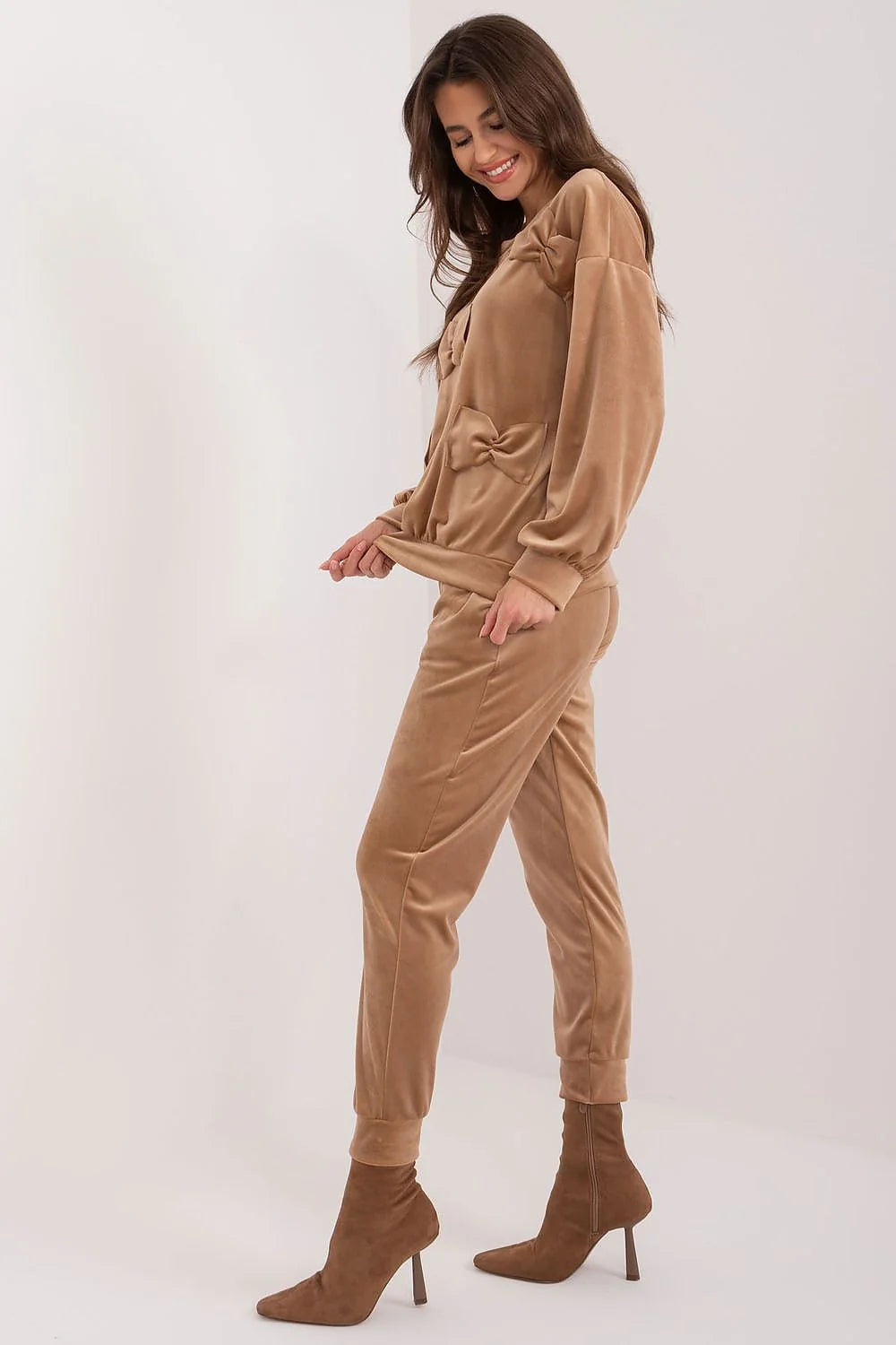 Ensemble féminin en velours beige doré Italie Moda, sweatshirt et pantalon avec nœuds décoratifs, style décontracté et élégant