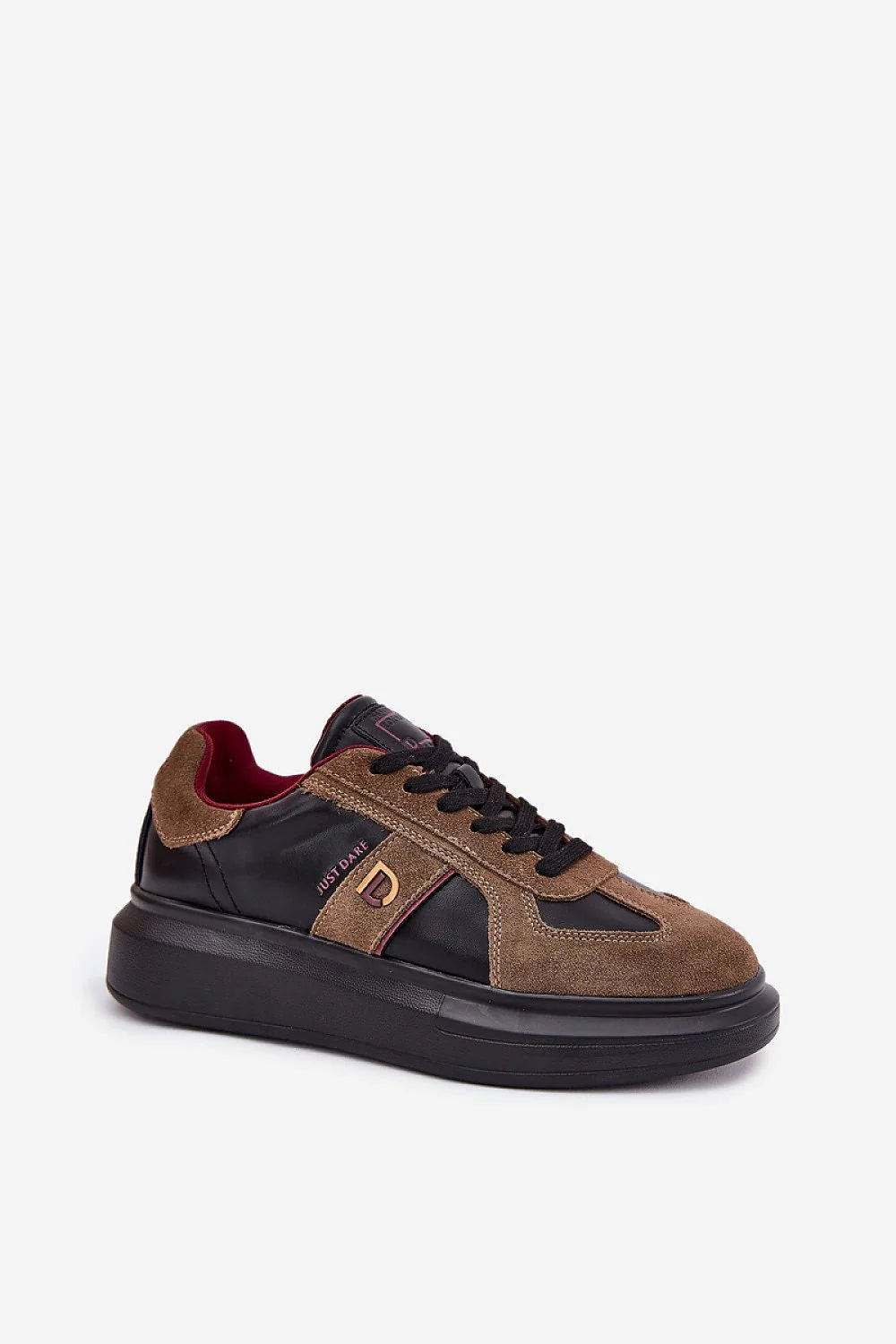 baskets basses femmes daim marron empiècements cuir noir semelle épaisse lacets noirs doublure bordeaux logo doré coutures visibles lignes contrastées