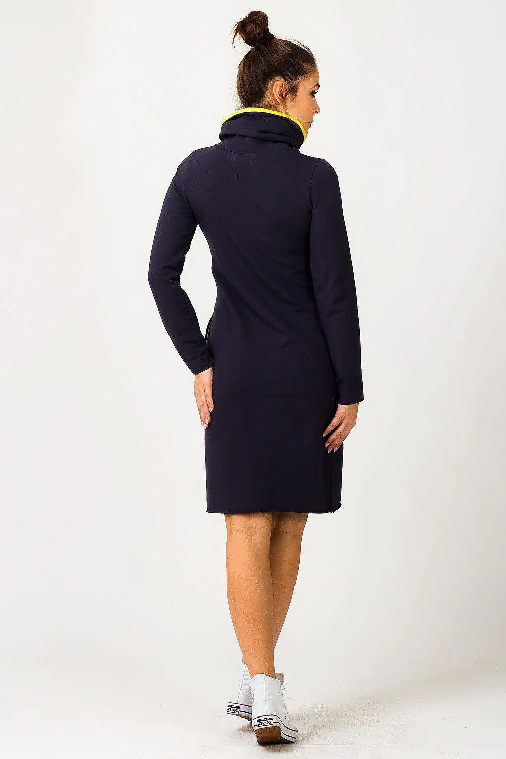 Robe en coton noir sportive élégante avec capuchon jaune pour un style décontracté moderne