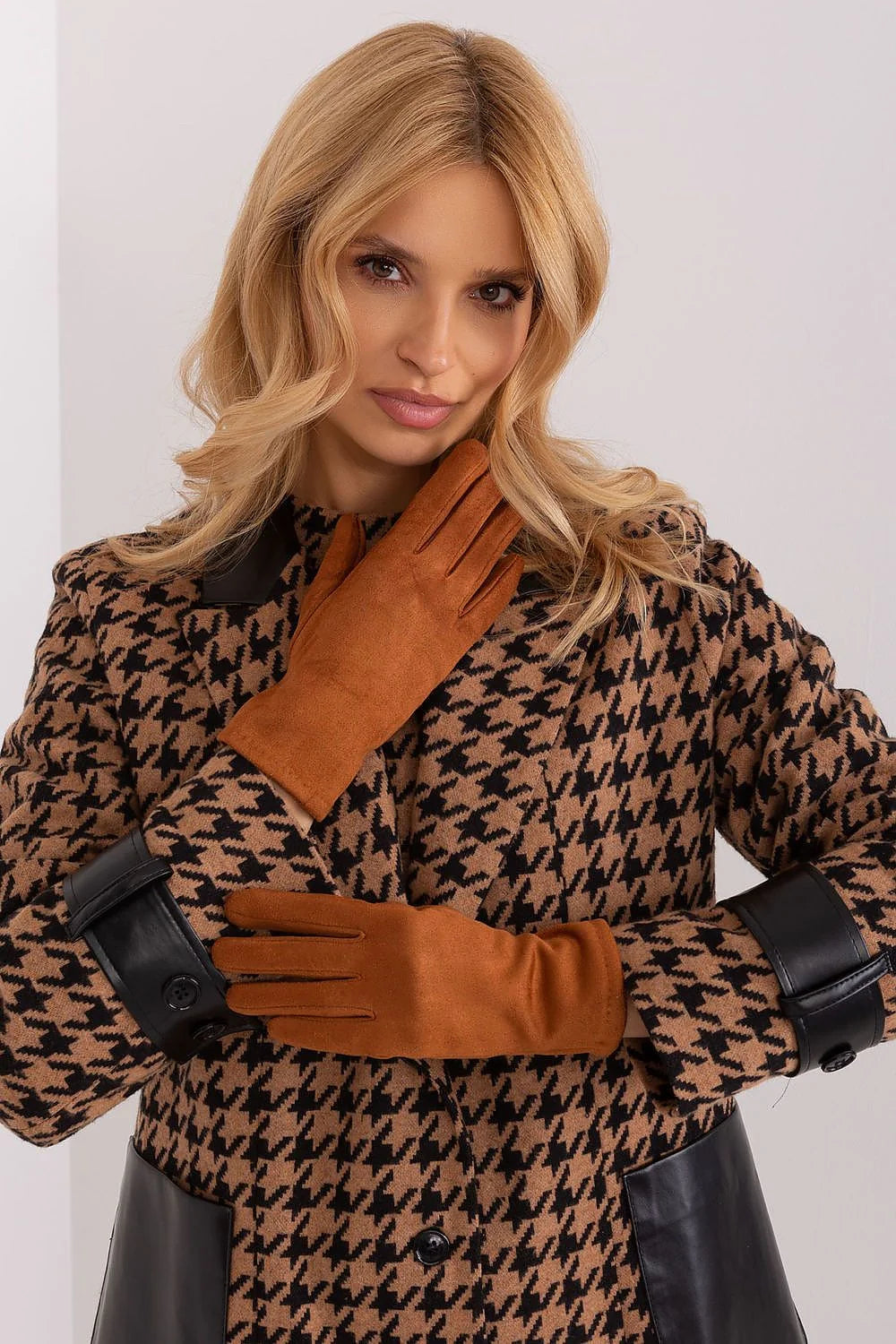 Gants élégants pour femmes en tissu lisse et isolant, fleurs brodées sur l'index, coton 60%, élasthanne 5%, polyester 35%, style classique et moderne