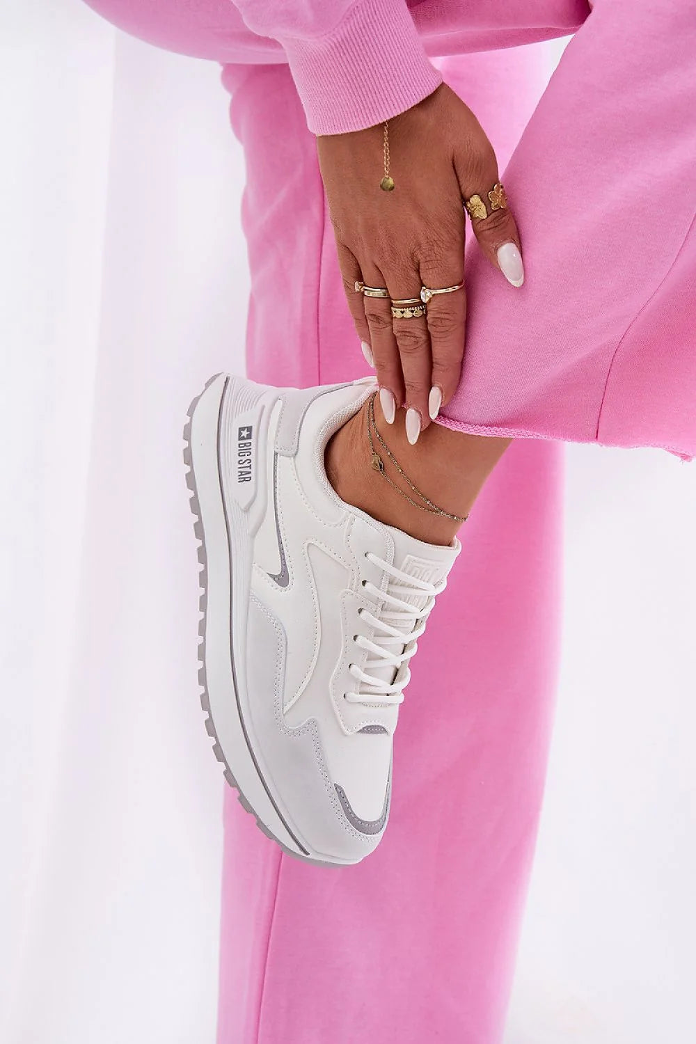 Chaussures de sport Step in style Big Star femmes, sneakers blanches modernes design épuré cuir synthétique HI-POLY SYSTEM semelle amortie confortable lacets blancs versatile athleisure