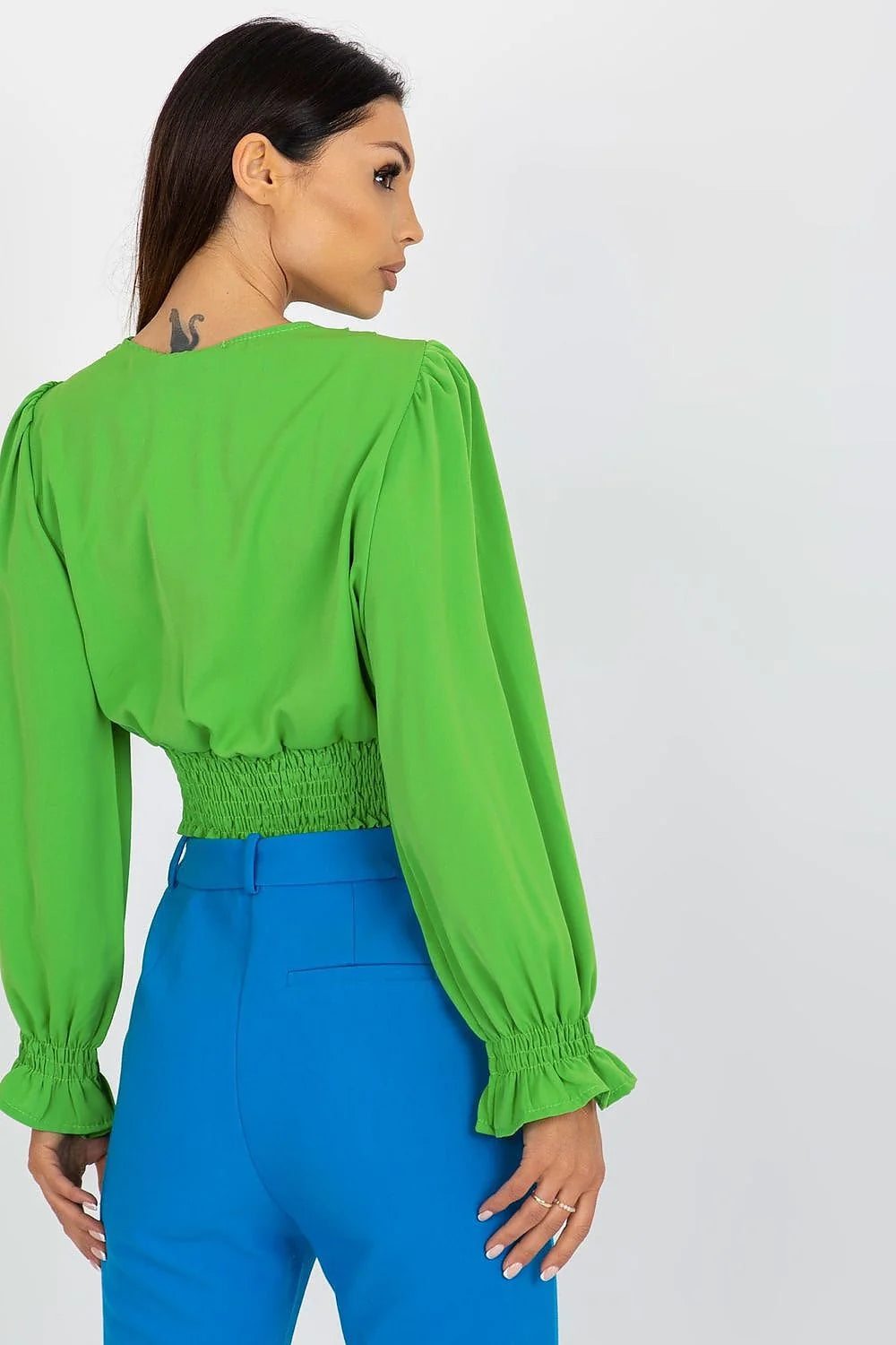 chemisier crop top femme moderne encolure V manches longues volumineuses poignets élastiqués froncé taille silhouette féminine fluide vert vif