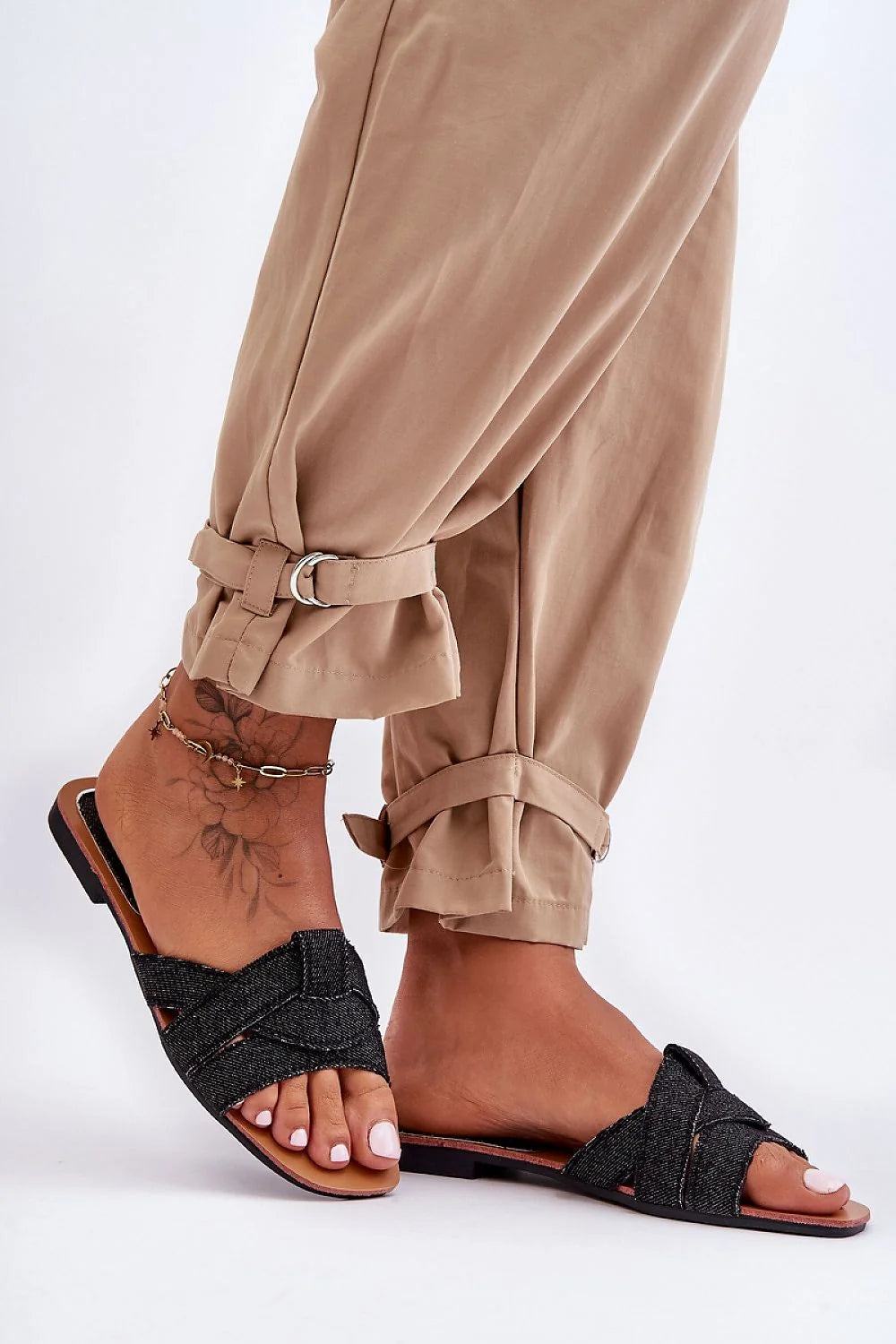 sandales tressées denim noir scintillant brides croisées bout ouvert bords effilochés mule plate semelle antidérapante profilée camel confort durable