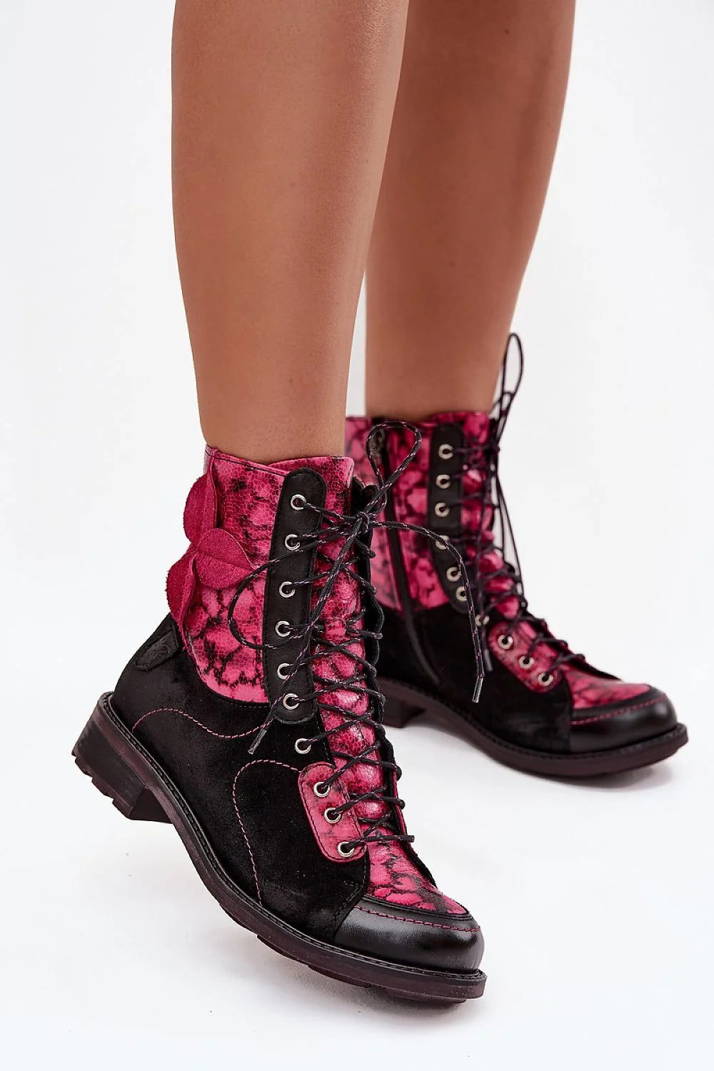bottines femme Maciejka cuir naturel suède noir effet python fuchsia montante cheville rangers lacets oeillets applique fleur semelle crantée antidérapante