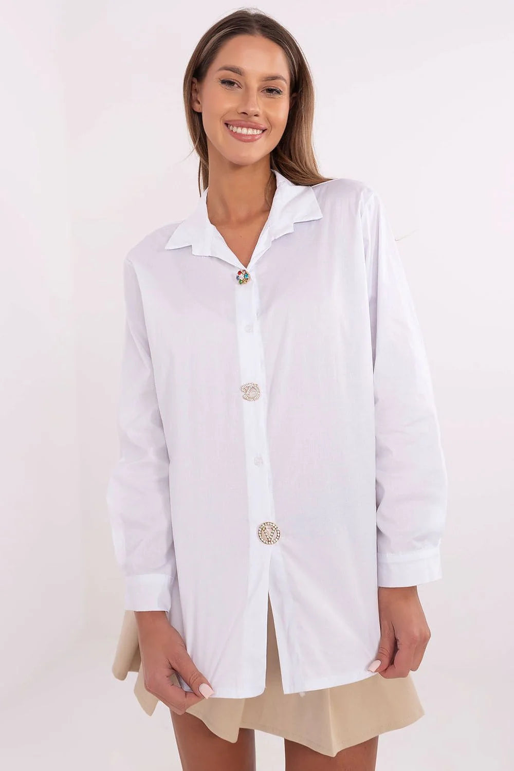 Chemise à manches longues élégante pour femme, coupe ample, détails en boutons, couleur blanche, style classique moderne